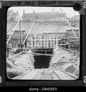 Digitalisierte Archivkopie eines magischen Laternen-Objektträgers aus Glas, beschriftet mit West Face Sodbury Tunnel. Fotograf unbekannt. Zeigt den Bau des Chipping Sodbury Tunnels auf der Great Western Railway. Jetzt Teil der Hauptlinie von Südwales. c 1900 Stockfoto