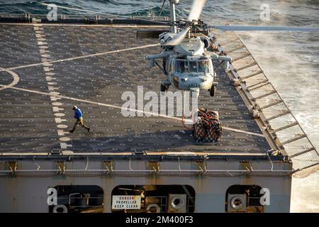 Pazifik. 5.. Dezember 2022. Ein MH-60s Sea Hawk Helicopter, der dem Helicopter Sea Combat Squadron (HSC) 14 zugewiesen ist, transportiert Munition zum Trockenfracht-/Munitionsschiff USNS Richard E. Byrd (T-AKE 4) des Flugzeugträgers USS Abraham Lincoln der Nimitz-Klasse (CVN 72). Abraham Lincoln führt derzeit Routineeinsätze in der US-3.-Flotte durch. (Kreditbild: © Aleksandr Freevi/USA Navy/ZUMA Press Wire Service) Stockfoto