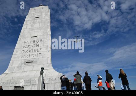 Kill Devil Hills, North Carolina, USA, 17.. Dezember 2022, USA Air Force Bomber führt eine Überführung des Wright Brothers Monument zum 119.. Jahrestag des ersten motorisierten Fluges der Gebrüder Wright durch. Credit D Guest Smith / Alamy Live News Stockfoto