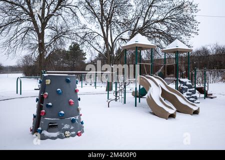 Chicago, USA. 16. Dezember 2022 Ein schneebedeckter Kinderspielplatz in den Vororten von Chicago. Kredit: Stephen Chung / Alamy Stockfoto