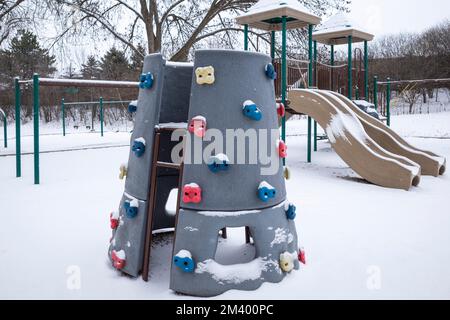 Chicago, USA. 16. Dezember 2022 Ein schneebedeckter Kinderspielplatz in den Vororten von Chicago. Kredit: Stephen Chung / Alamy Stockfoto