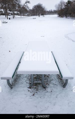 Chicago, USA. 16. Dezember 2022 Ein schneebedeckter Picknicktisch auf einem Kinderspielplatz in den Vororten von Chicago. Kredit: Stephen Chung / Alamy Stockfoto