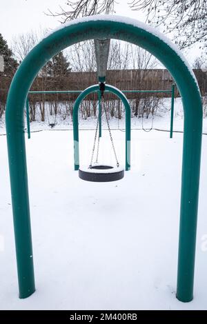 Chicago, USA. 16. Dezember 2022 Ein schneebedeckter Kinderspielplatz in den Vororten von Chicago. Kredit: Stephen Chung / Alamy Stockfoto