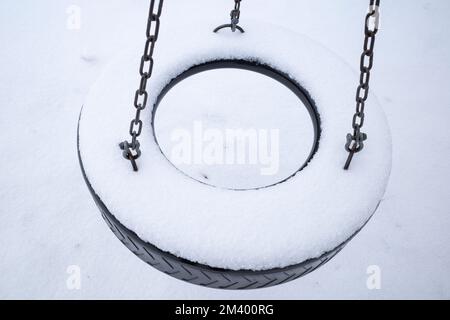 Chicago, USA. 16. Dezember 2022 Ein schneebedeckter Kinderspielplatz in den Vororten von Chicago. Kredit: Stephen Chung / Alamy Stockfoto