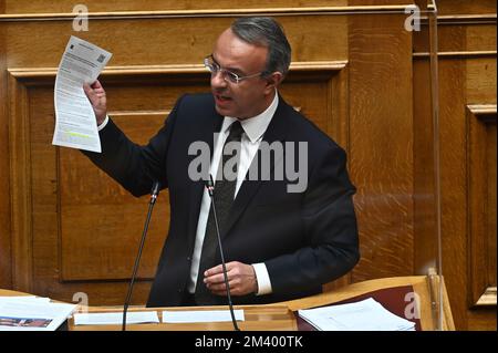 Athen, Griechenland. 17.. Dezember 2022. Christos Staikouras, griechischer Finanzminister, während seiner Rede im griechischen Parlament. (Foto: Dimitrios Karvountzis/Pacific Press) Kredit: Pacific Press Media Production Corp./Alamy Live News Stockfoto