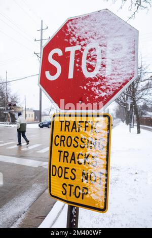 Chicago, USA. 16. Dezember 2022 Ein schneebedecktes Stoppschild in den Vororten von Chicago. Kredit: Stephen Chung / Alamy Stockfoto