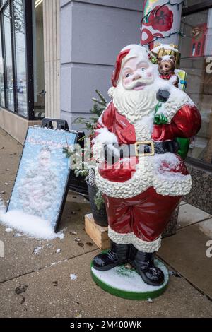 Chicago, USA. 16. Dezember 2022 Eine schneebedeckte Weihnachtsdekoration des Vaters vor einem Laden in der Vorstadt von Chicago. Kredit: Stephen Chung / Alamy Stockfoto