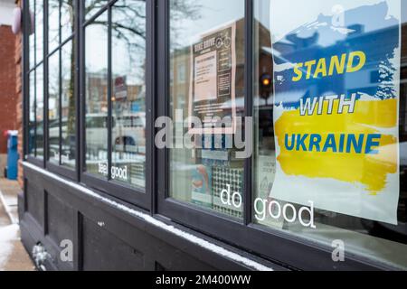 Chicago, USA. 16. Dezember 2022 Ein Stand mit einem Ukraine-Schild am Schaufenster eines Ladens in den Vororten von Chicago. Kredit: Stephen Chung / Alamy Stockfoto