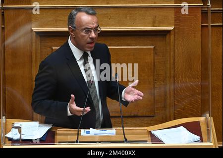 Athen, Griechenland. 17.. Dezember 2022. Christos Staikouras, griechischer Finanzminister, während seiner Rede im griechischen Parlament. (Foto: Dimitrios Karvountzis/Pacific Press) Kredit: Pacific Press Media Production Corp./Alamy Live News Stockfoto