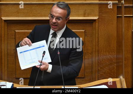 Athen, Griechenland. 17.. Dezember 2022. Christos Staikouras, griechischer Finanzminister, während seiner Rede im griechischen Parlament. (Foto: Dimitrios Karvountzis/Pacific Press) Kredit: Pacific Press Media Production Corp./Alamy Live News Stockfoto