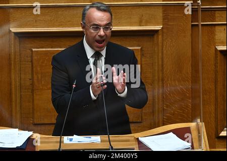 Athen, Griechenland. 17.. Dezember 2022. Christos Staikouras, griechischer Finanzminister, während seiner Rede im griechischen Parlament. (Foto: Dimitrios Karvountzis/Pacific Press) Kredit: Pacific Press Media Production Corp./Alamy Live News Stockfoto