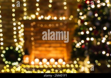 Abstraktes, verschwommenes Foto eines wunderschönen Kamins, Holzkaminsims mit märchenhaften Lichtern Bokeh, beleuchteter Weihnachtsbaum an der Seite, selektiver Fokus Stockfoto