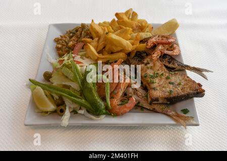 Tunesische Dishe kulinarisches Stillleben. Fischergericht Stockfoto