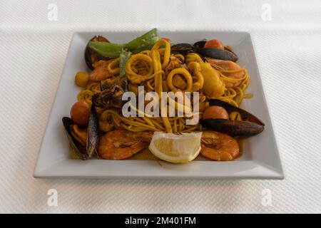 Tunesische Dishe kulinarisches Stillleben. Nudelgerichte mit Meeresfrüchten Stockfoto