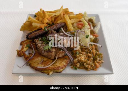 Tunesische Dishe kulinarisches Stillleben. Grillen Stockfoto