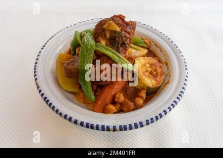 Tunesische Dishe kulinarisches Stillleben. Lamm-Couscous Stockfoto