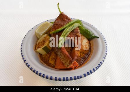 Tunesische Dishe kulinarisches Stillleben. Fisch-Couscous Stockfoto