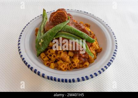 Tunesische Dishe kulinarisches Stillleben. Lamm-Pasta Stockfoto