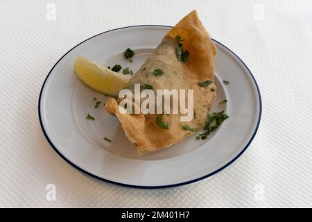 Tunesische Dishe kulinarisches Stillleben. Ei-Brig Stockfoto