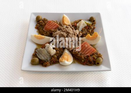 tunesische Dishe kulinarisches Stillleben. Mechoui-Salat Stockfoto