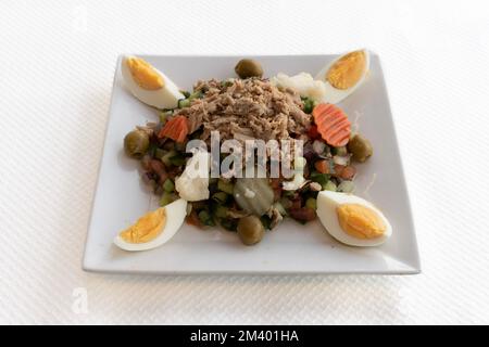 Tunesische Dishe kulinarisches Stillleben. Tunesischer Salat Stockfoto