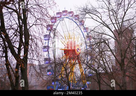 Berlin, Deutschland. 17.. Dezember 2022. Berlin-Mitte: Das 50 Meter lange Riesenrad mit seinen beheizten Panoramagondeln. Der Blick erstreckt sich bis zum Brandenburger Tor, Potsdamer Platz und auch bis zum Funkturm. (Foto: Simone Kuhlmey/Pacific Press) Kredit: Pacific Press Media Production Corp./Alamy Live News Stockfoto