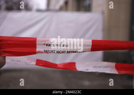 Berlin, Deutschland. 17.. Dezember 2022. Berlin-Mitte: Absperrband vor dem Hotel Radisson, wo gestern ein 16 Meter hohes Aquarium geplatzt ist. (Foto: Simone Kuhlmey/Pacific Press) Kredit: Pacific Press Media Production Corp./Alamy Live News Stockfoto