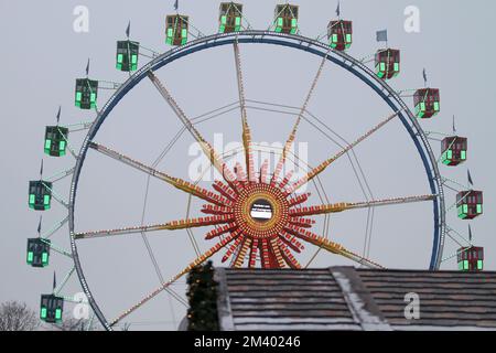 Berlin, Deutschland. 17.. Dezember 2022. Berlin-Mitte: Das 50 Meter lange Riesenrad mit seinen beheizten Panoramagondeln. Der Blick erstreckt sich bis zum Brandenburger Tor, Potsdamer Platz und auch bis zum Funkturm. (Foto: Simone Kuhlmey/Pacific Press) Kredit: Pacific Press Media Production Corp./Alamy Live News Stockfoto