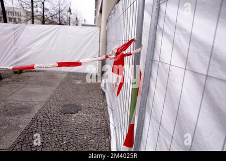 Berlin, Deutschland. 17.. Dezember 2022. Berlin-Mitte: Absperrband vor dem Hotel Radisson, wo gestern ein 16 Meter hohes Aquarium geplatzt ist. (Foto: Simone Kuhlmey/Pacific Press) Kredit: Pacific Press Media Production Corp./Alamy Live News Stockfoto