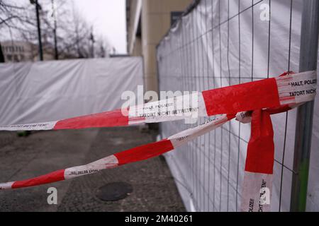 Berlin, Deutschland. 17.. Dezember 2022. Berlin-Mitte: Absperrband vor dem Hotel Radisson, wo gestern ein 16 Meter hohes Aquarium geplatzt ist. (Foto: Simone Kuhlmey/Pacific Press) Kredit: Pacific Press Media Production Corp./Alamy Live News Stockfoto