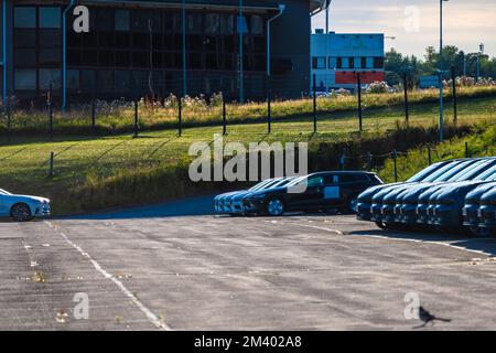 Göteborg, Schweden - Juli 30 2022: Sechs Volvos am Ende eines Parkplatzes durch einen Autohändler Stockfoto