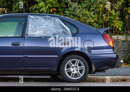 Göteborg, Schweden - Oktober 03 2022: Altes und verprügeltes blu Toyota Auto Stockfoto