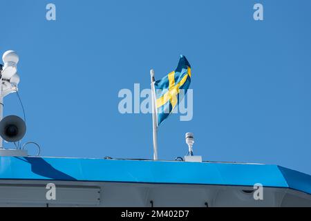 Göteborg, Schweden - Mai 29 2022: Schwedische Flagge auf dem oberen Mast einer Fähre Stockfoto