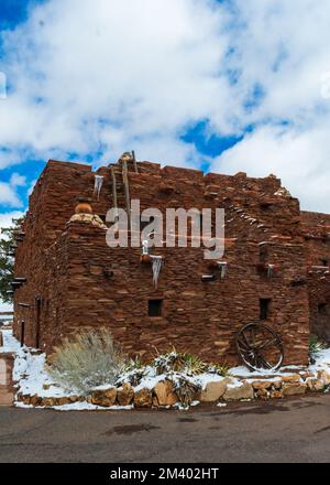 Grand Canyon National Park, Arizona / USA - 6. März 2022: Entworfen von Mary Colter, Hopi House in South Rim Village, Grand Canyon National Park Stockfoto