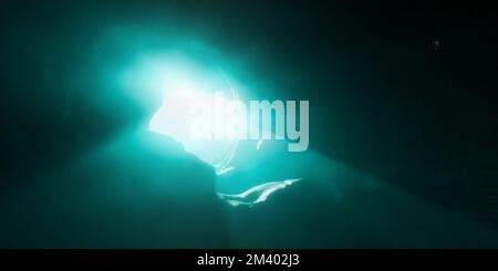 Raue Landschaft Unterwasser Dunkle Szene in der Höhle. See oder Meerwasser. Hintergrund Natur Stockfoto