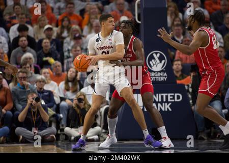 17. Dezember 2022: Virginia Cavaliers Forward Kadin Shedrick (21) kämpft während des NCAA-Basketballspiels zwischen den Houston Cougars und den Virginia Cavaliers in der John Paul Jones Arena Charlottesville, VA, gegen die Farben. Houston besiegt Virginia 69 - 61. Jonathan Huff/CSM Stockfoto