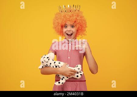 Erstaunt teen Mädchen in Phantasie Clown Perücke. Teenager Prinzessin Kind feiert Erfolg Sieg und Sieg. Teen Mädchen in Königin Krone. Angeregter Ausdruck Stockfoto