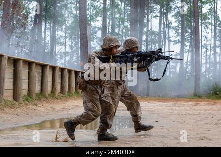 Parris Island, South Carolina, USA. 16.. November 2022. Rekruten bei der Hotel Company, 2. Rekrutierungs-Bataillon, Erlernen und Ausführen von Basic Warrior Training Techniques auf Marine Corps Recruit Depot Parris Island, S.C., 16. November 2022. Rekruten werden grundlegende Infanteriefähigkeiten vermittelt, wie Landnavigation, Manövrieren durch Hindernisse und Eile mit Freunden. (Kreditbild: © Loriann Dauscher)/USA Marines/ZUMA Press Wire Service) Stockfoto