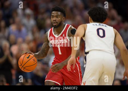 17. Dezember 2022: Houston Cougars Guard Jamal Shead (1) leitet den Angriff während des NCAA-Basketballspiels zwischen den Houston Cougars und den Virginia Cavaliers in der John Paul Jones Arena Charlottesville, VA. Houston besiegt Virginia 69 - 61. Jonathan Huff/CSM Stockfoto