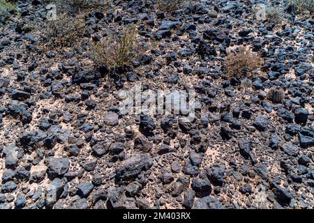 Schwarze Lavasteine im Gebirgsgelände südamerikas Stockfoto