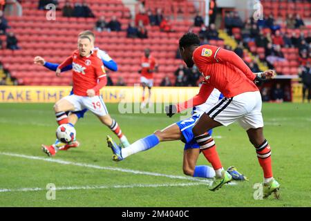 London, Großbritannien. 17.. Dezember 2022. Jesuran Rak-Sakyi von Charlton Athletic schießt während des EFL Sky Bet League 1-Spiels zwischen Charlton Athletic und Bristol Rovers am 17. Dezember 2022 im Valley, London, England. Foto von Carlton Myrie. Nur redaktionelle Verwendung, Lizenz für kommerzielle Verwendung erforderlich. Keine Verwendung bei Wetten, Spielen oder Veröffentlichungen von Clubs/Ligen/Spielern. Kredit: UK Sports Pics Ltd/Alamy Live News Stockfoto