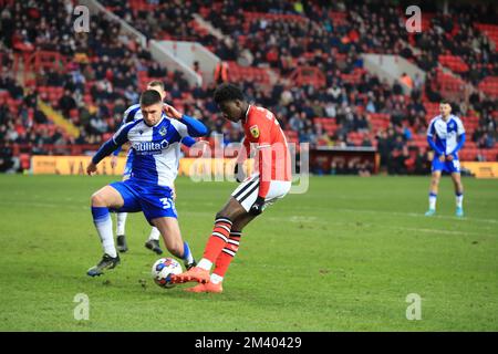 London, Großbritannien. 17.. Dezember 2022. Jesuran Rak-Sakyi von Charlton Athletic überquert den Ball während des EFL Sky Bet League 1-Spiels zwischen Charlton Athletic und Bristol Rovers im Valley, London, England am 17. Dezember 2022. Foto von Carlton Myrie. Nur redaktionelle Verwendung, Lizenz für kommerzielle Verwendung erforderlich. Keine Verwendung bei Wetten, Spielen oder Veröffentlichungen von Clubs/Ligen/Spielern. Kredit: UK Sports Pics Ltd/Alamy Live News Stockfoto