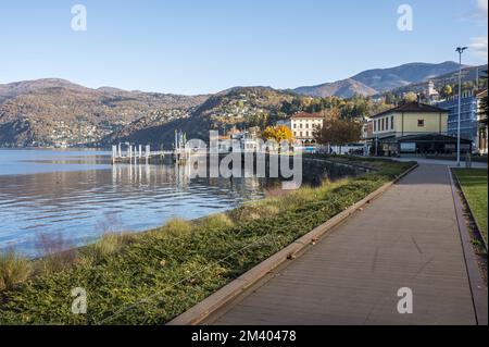 Luino, Italien - 12-06-2022: Der wunderschöne Spaziergang entlang des Seeufers von Luino Stockfoto