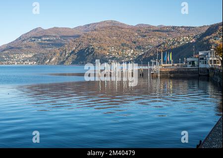 Luino, Italien - 12-06-2022: Die Luino-Anlegestelle mit den Bergen im Hintergrund Stockfoto