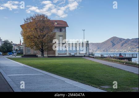 Luino, Italien - 12-06-2022: Der wunderschöne Spaziergang entlang des Seeufers von Luino Stockfoto