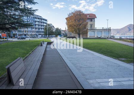 Luino, Italien - 12-06-2022: Der wunderschöne Spaziergang entlang des Seeufers von Luino Stockfoto