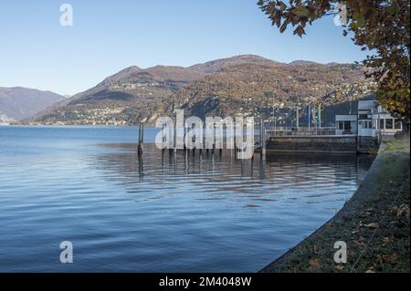 Luino, Italien - 12-06-2022: Die Luino-Anlegestelle mit den Bergen im Hintergrund Stockfoto