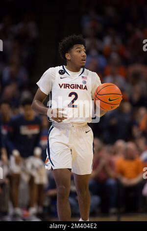 17. Dezember 2022: Virginia Cavaliers Guard Reece Beekman (2) führt den Virginia Offense während des NCAA-Basketballspiels zwischen den Houston Cougars und den Virginia Cavaliers in der John Paul Jones Arena Charlottesville, VA, durch. Houston besiegt Virginia 69 - 61. Jonathan Huff/CSM Stockfoto