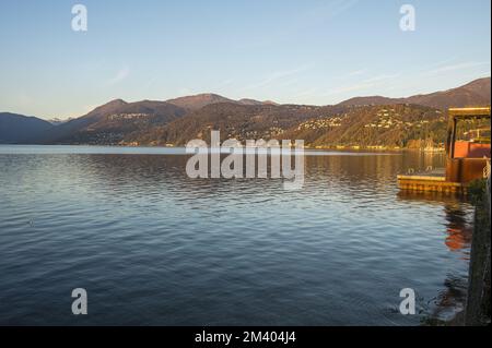 Der wunderschöne Park am See in Luino in der goldenen Stunde mit Bergen im Hintergrund Stockfoto