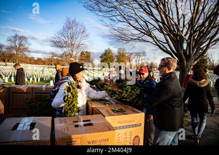 Arlington, Vereinigte Staaten Von Amerika. 17.. Dezember 2022. Arlington, Vereinigte Staaten von Amerika. 17. Dezember 2022. Freiwillige verteilen Weihnachtskränze, die während der 31. Kränze am America Day auf dem Arlington National Cemetery am 17. Dezember 2022 in Arlington, Virginia, auf dem Grab der gefallenen Soldaten platziert werden. Mehr als 30.000 Freiwillige platzieren 257.000 Kränze an jedem Grab des Nationalfriedhofs von Arlington und an anderen Orten im ganzen Land. Kredit: Elizabeth Fraser/US Army Foto/Alamy Live News Stockfoto